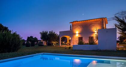 Villa with swimming pool, surrounded by countryside, only 800m from the beach