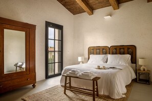 5 bedrooms, iron/ironing board, travel cot, free WiFi - Villa with swimming pool, surrounded by countryside, only 800m from the beach (Lazio)