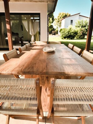 Outdoor dining - Villa with swimming pool, surrounded by countryside, only 800m from the beach (Lazio)