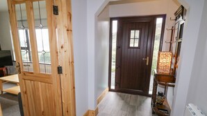 Una puerta de madera con paneles de vidrio, una puerta de madera oscura y un radiador.