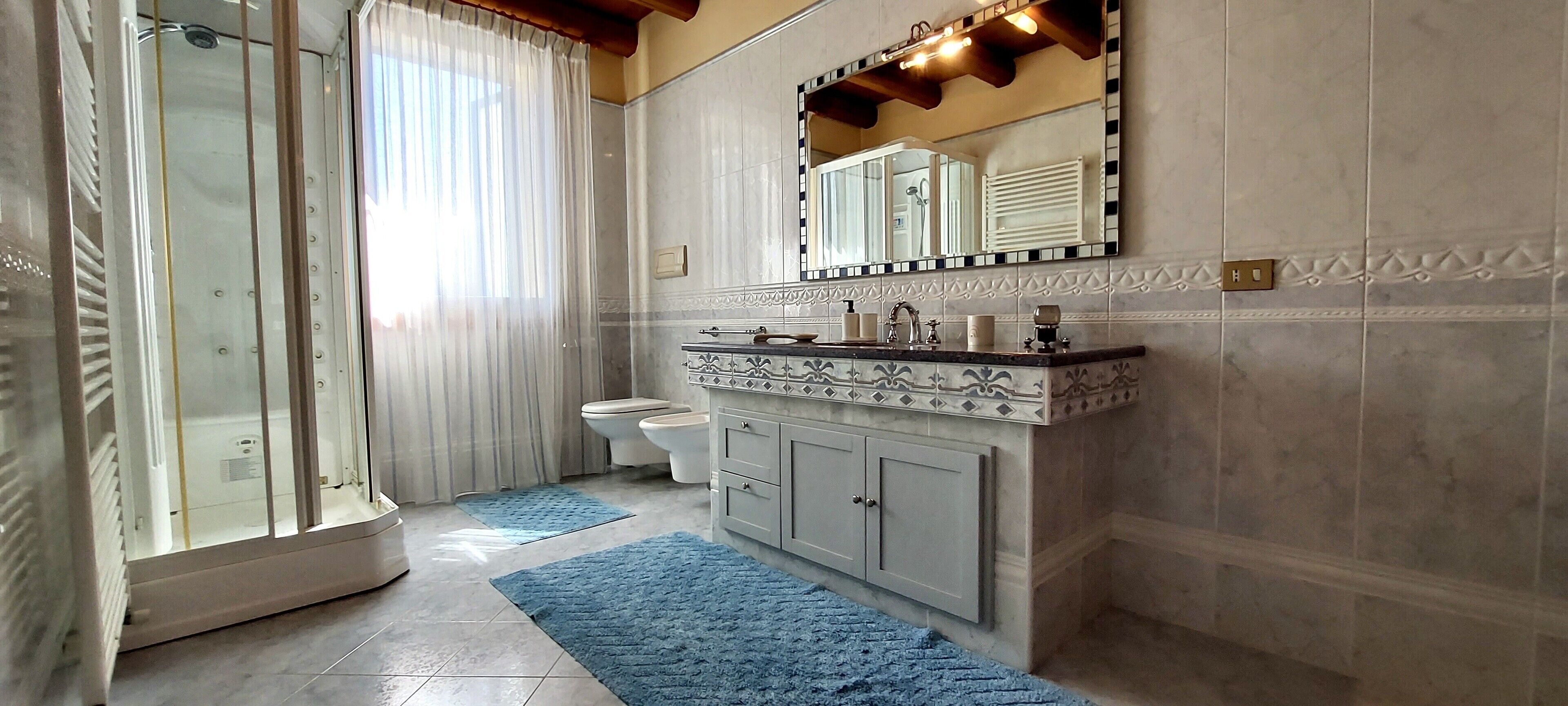 Douche, sèche-cheveux, bidet, serviettes fournies