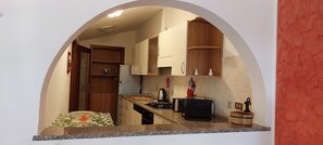 Mikrobølgeovn, ovn, kokeplater og oppvaskmaskin