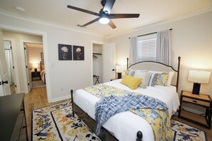 2 bedrooms, desk, iron/ironing board, WiFi - Cottage Row: Leontyne  (Laurel)