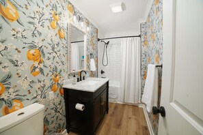 Hair dryer, towels, soap, shampoo - Cottage Row: Leontyne  (Laurel)