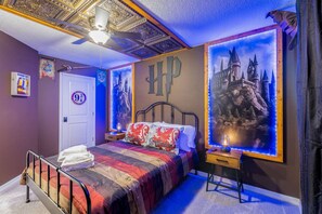 3 habitaciones, escritorio y tabla de planchar con plancha 