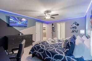 3 bedrooms, desk, iron/ironing board, travel cot - Themed Townhome near Parks and Much More! (Davenport)