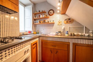 Kühlschrank, Ofen, Herdplatte, Kochgeschirr/Geschirr/Besteck