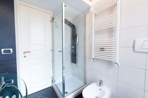 Dusche, Haartrockner, Bidet, Handtücher