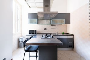 Réfrigérateur, micro-ondes, four, plaque de cuisson