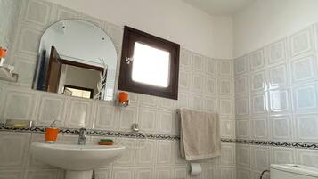 Doccia, asciugamani, sapone, shampoo