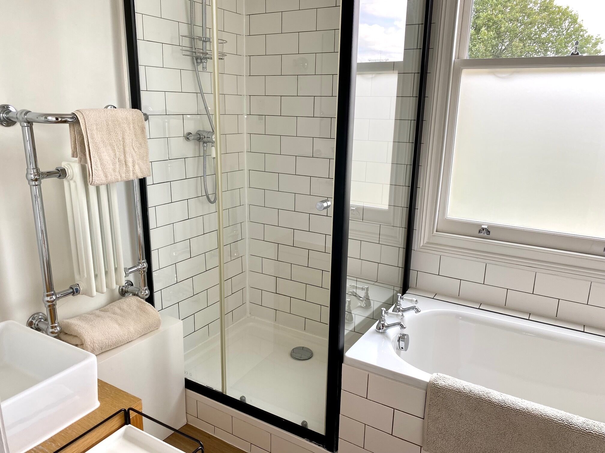 Een douche, een haardroger, handdoeken, zeep