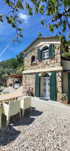 Lovely VacationHome immersed in nature,swimming pool,WIFI and stunning view 