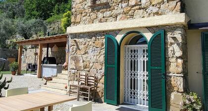 Lovely VacationHome immersed in nature,swimming pool,WIFI and stunning view