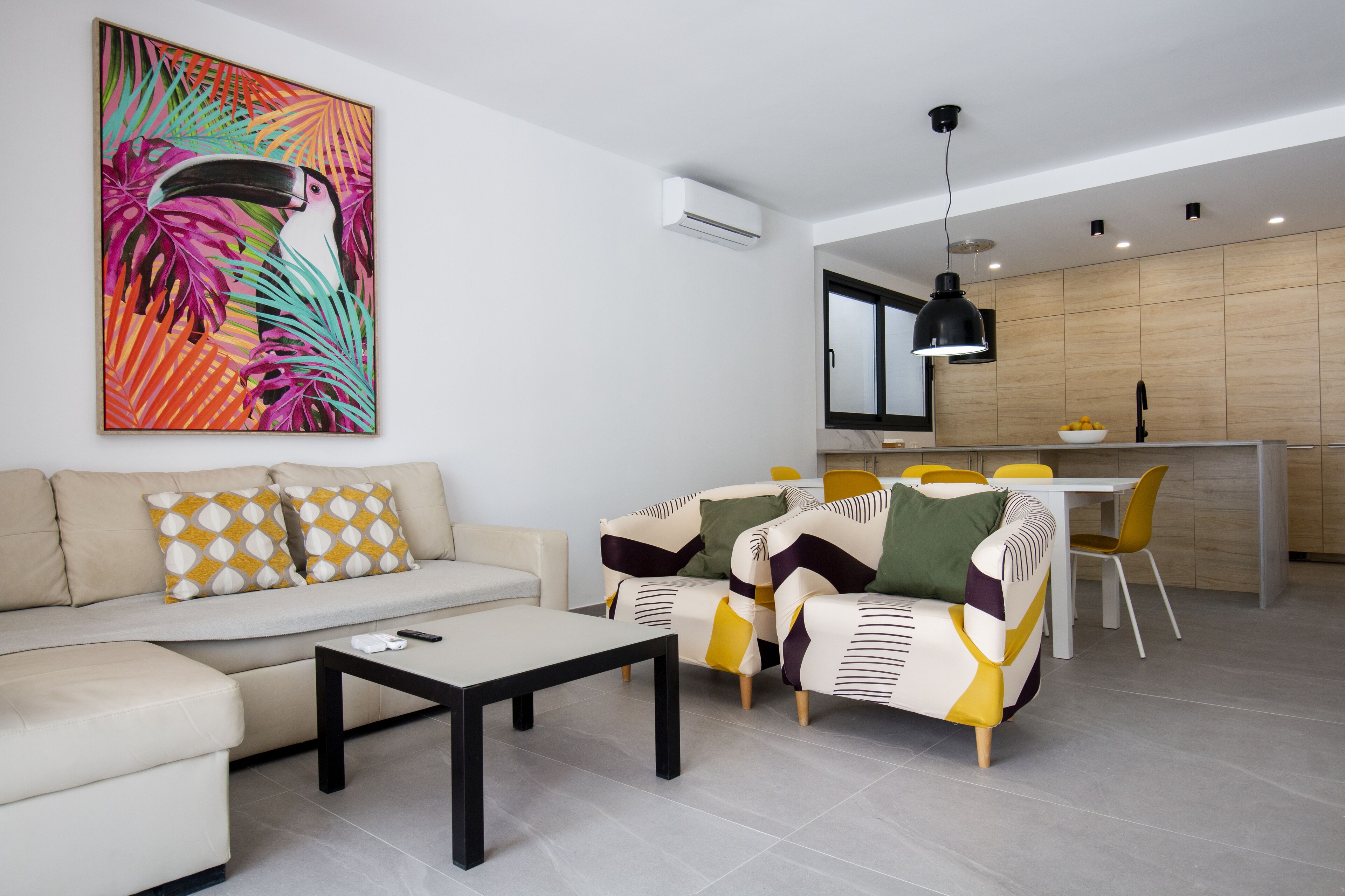 Una Smart TV, una chimenea