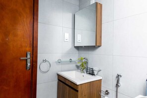 Shower, towels, toilet paper - Exclusive Apartments @Naalya and Najeera (Kampala)