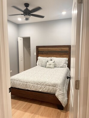 3 bedrooms, desk, iron/ironing board, travel cot