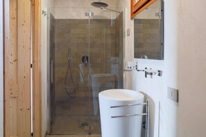 Douche, sèche-cheveux, bidet, shampoing