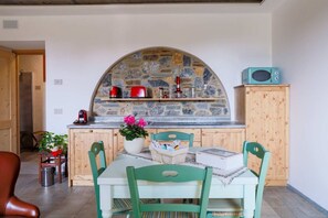 Microwave, stovetop, dishwasher, coffee/tea maker - Green Chalet Scalotta - Jacuzzi and SPA - few steps from lake and best trekking (Dervio)