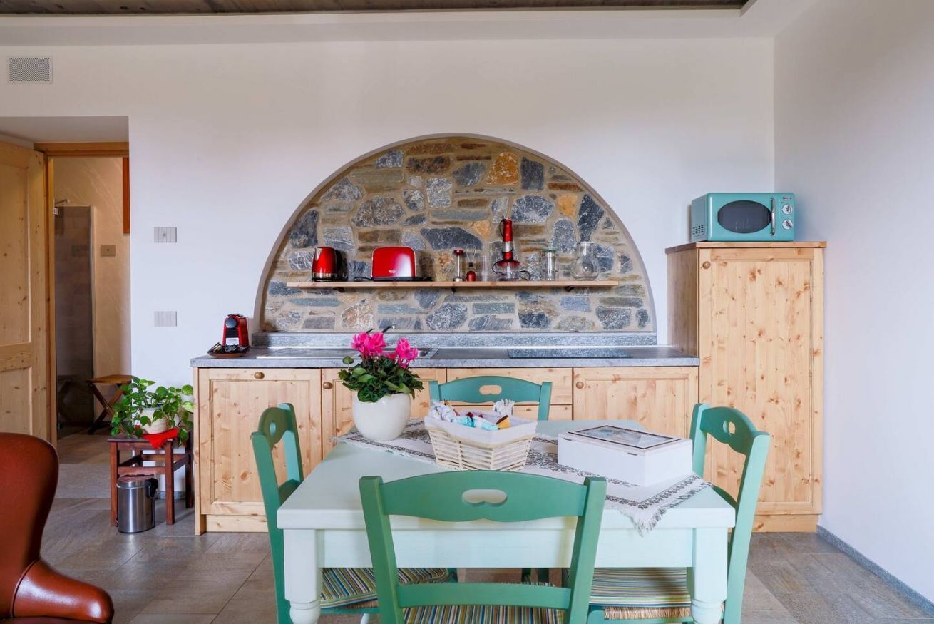 Een microgolfoven, een kookplaat, een vaatwasser