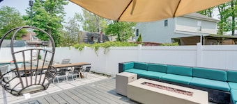 Gorgeous Keansburg Home w/ Pool: Walk to Beach!