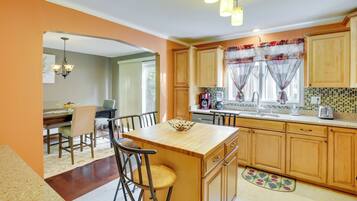 House (5 Bedrooms) | Interior