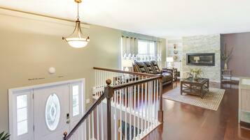 House (5 Bedrooms) | Interior