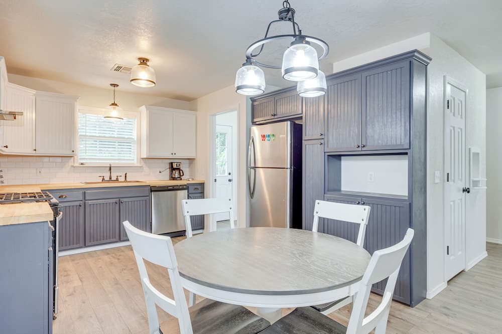 Updated Home w/ Yard ~ 14 Mi to Quartz Mountain! - Olustee, OK