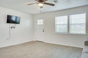 House (2 Bedrooms) | Interior - Updated Home w/ Yard ~ 14 Mi to Quartz Mountain! (Mangum)