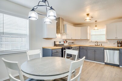 Updated Home w/ Yard ~ 14 Mi to Quartz Mountain!