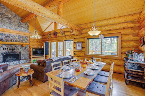 House (3 Bedrooms) | Interior - Bend Getaway With Cozy Fireplace (Bend)