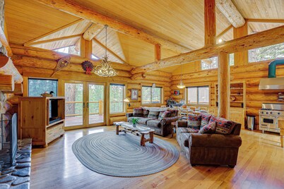 Bend Getaway With Cozy Fireplace