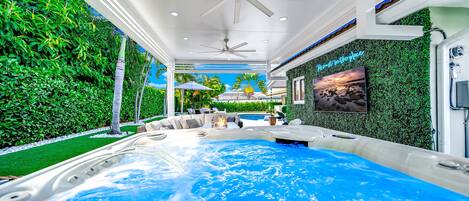 Utomhuspool och uppvärmd pool