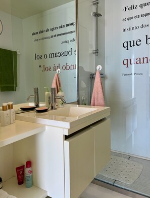Serviettes fournies, savon, papier de toilette