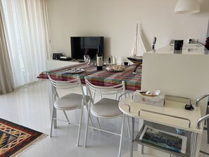 Dining - Ocean facing cozy spot. A painting-like stay, brimming with light and fresh air. (Fão)