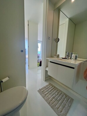 Towels, soap, toilet paper - Ocean facing cozy spot. A painting-like stay, brimming with light and fresh air. (Fão)