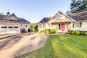 House (3 Bedrooms) | Interior - Pet-friendly New Concord Vacation Rental on Lake! (New Concord)