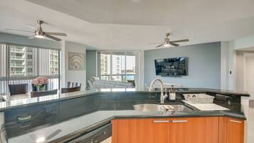 Apartment (3 Bedrooms) | Private kitchen | Microwave, oven, stovetop, dishwasher