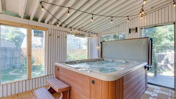 House (6 Bedrooms) | Interior