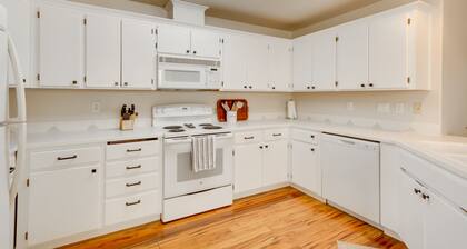 Tasteful Tualatin Home: 40 Mi to Willamette Valley