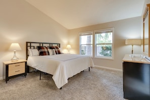 A bedroom with a bed, two bedside tables, a nightstand, a desk, and a window. - Portland Area Retreat in North Wine Country! (Tualatin)