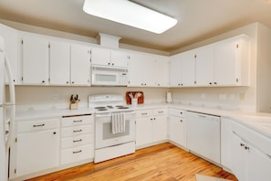 House (3 Bedrooms) | Interior - Tasteful Tualatin Home: 40 Mi to Willamette Valley (Tualatin)