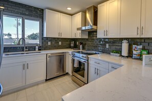 Microwave, oven, stovetop, dishwasher - Naples Vacation Rental w/ 2 Balconies & Grill! (Naples)