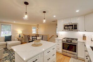 Apartment (3 Bedrooms) | Interior - 3 Mi to Minute Man Nhp: 'summer St Retreat' + Deck (Bedford)