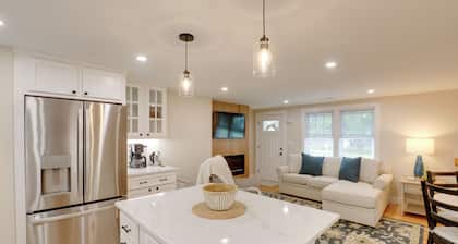 Beautiful 3 BR Home w/ Workspace: 20 Min to Boston