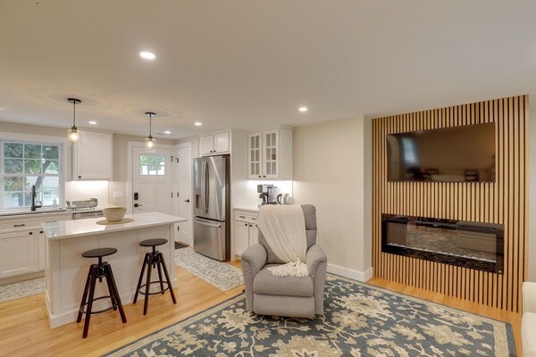3 Mi To Minute Man Nhp: 'Summer St Retreat' + Deck - Bedford, MA