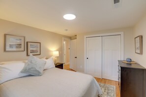 Apartment (3 Bedrooms) | Interior - 3 Mi to Minute Man Nhp: 'summer St Retreat' + Deck (Bedford)