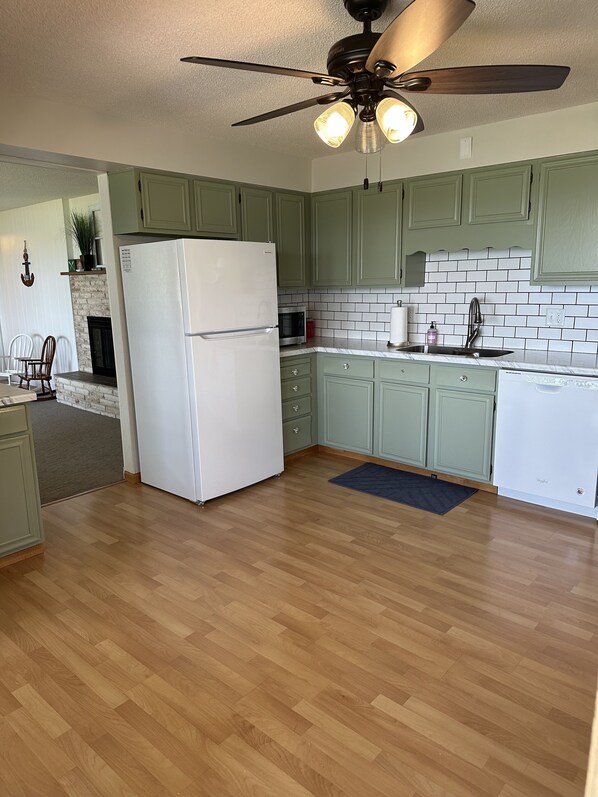 Geladeira, micro-ondas, fogão, cooktop