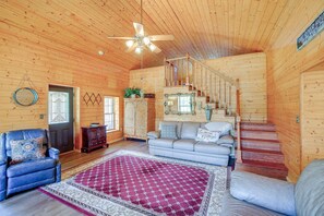 Casa (1 Bedroom) | Zona de estar | Una televisión, una chimenea