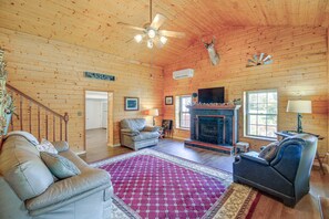 TV, fireplace - Riverfront Bluff City Retreat w/ Patio & Grill! (Bluff City)