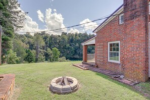 Property grounds - Riverfront Bluff City Retreat w/ Patio & Grill! (Bluff City)